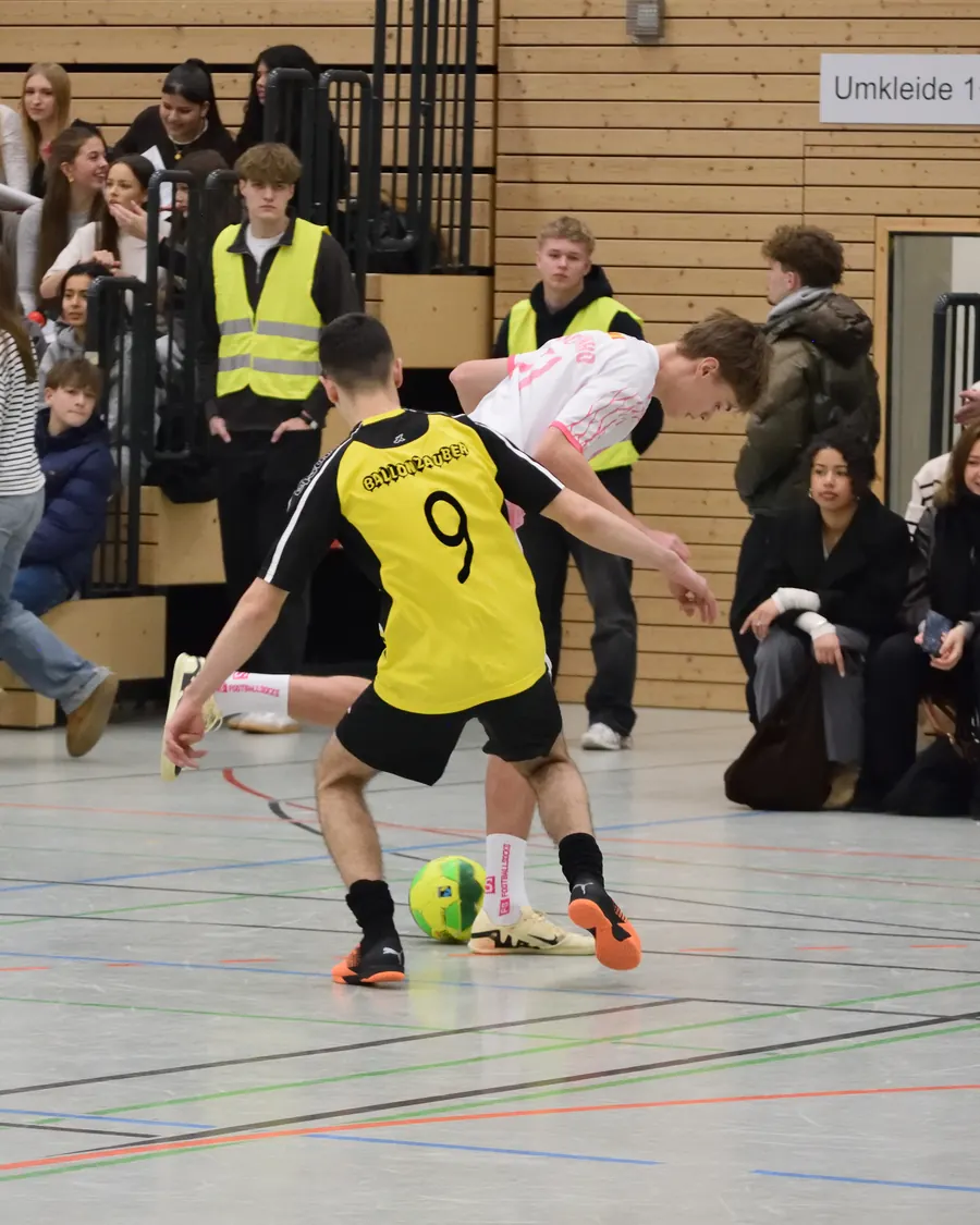 Zweikampf um den Ball vor der Tribüne