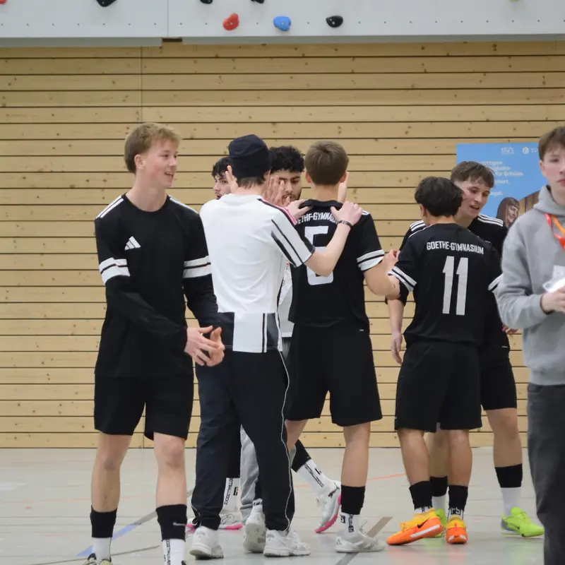 Spieler klatschen sich nach dem Abpfiff ab