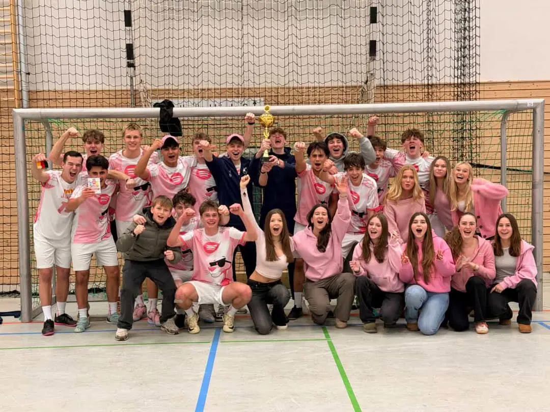 Das Team des Phoenix-Gymnasiums Dortmund jubelt mit dem Pokal