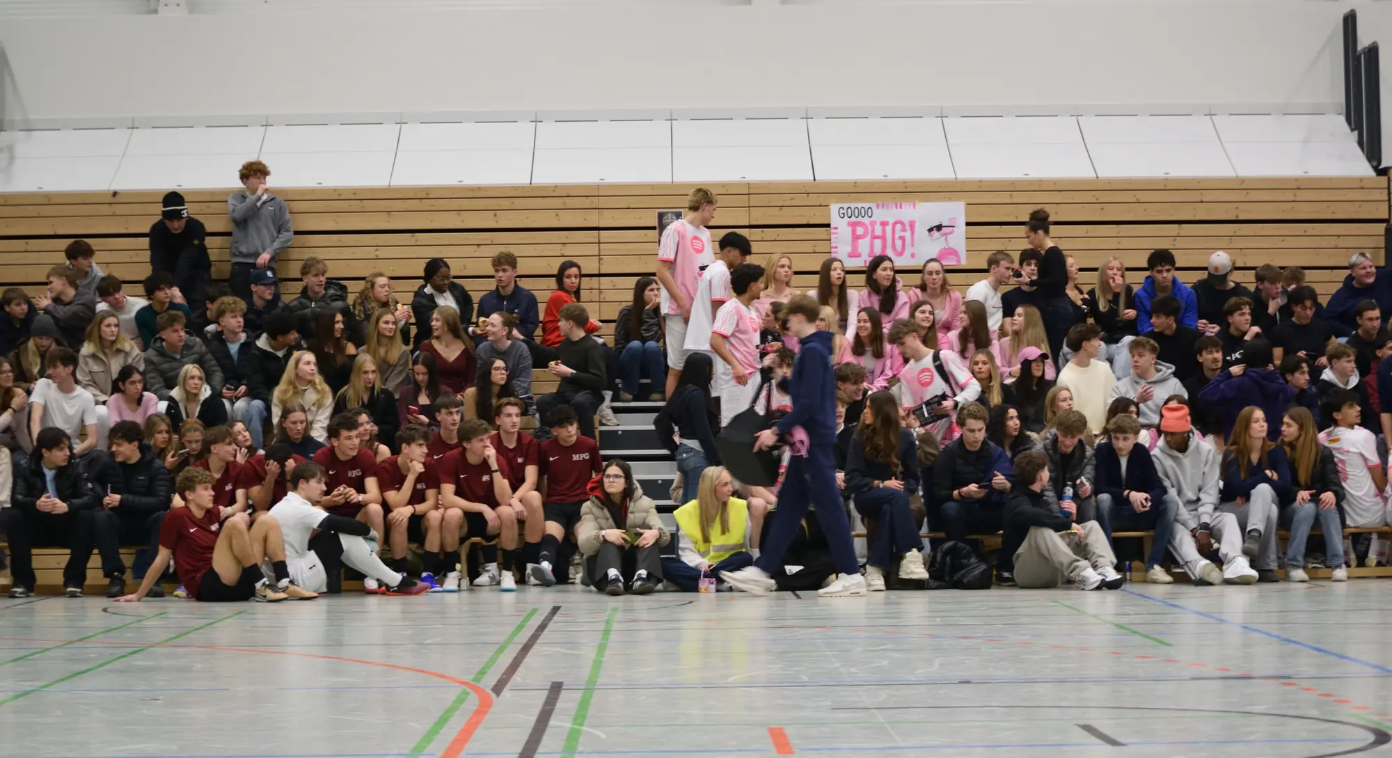 Die voll besetzte Tribüne beim ersten Turnier
