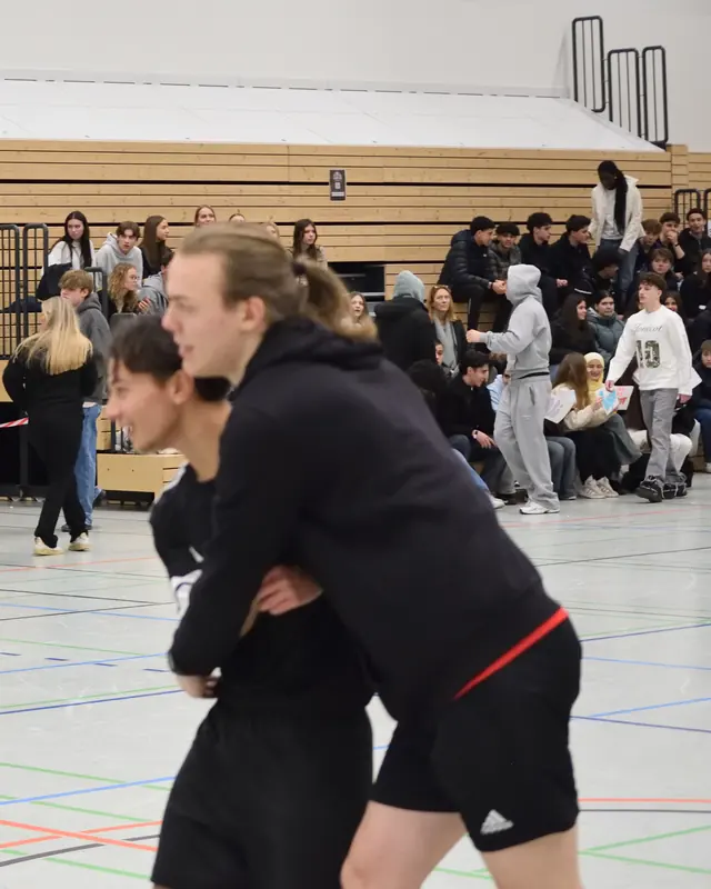 Zwei Spieler umarmen sich auf dem Feld